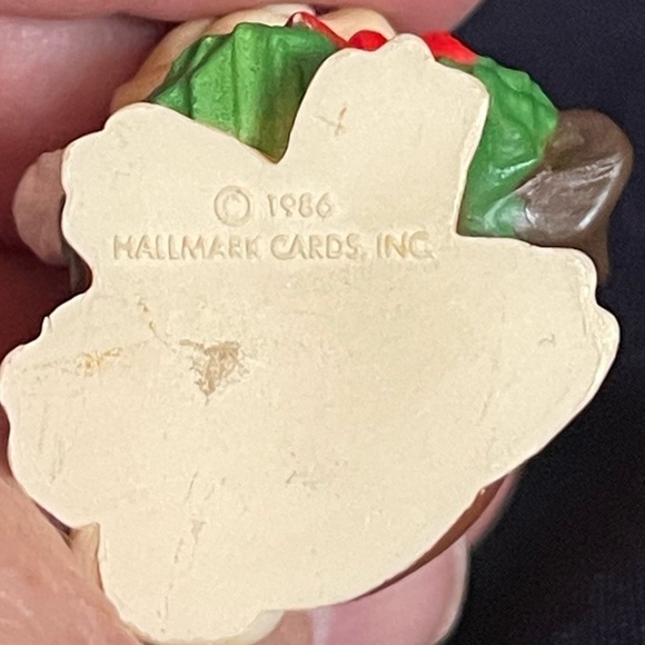 Hallmark Keepsake 1986 Sebastian Dog & Wreath Miniature Christmas - Picture 4 of 5
